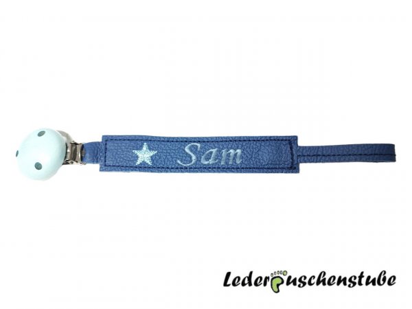 Schnullerband Leder jeansblau, Stern und Name in hellblau, Holzclip hellblau